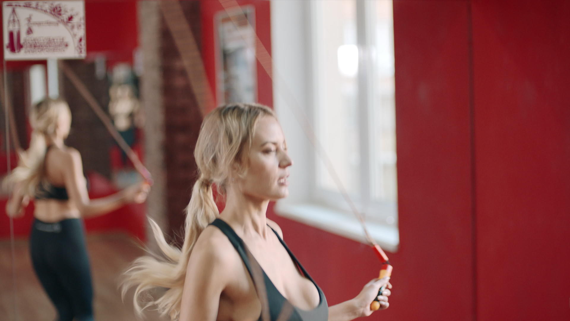 性感健身女性在健身房跳绳视频的预览图