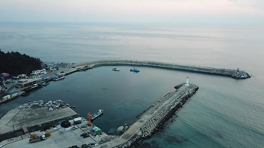 航拍韩国海滨码头视频的预览图