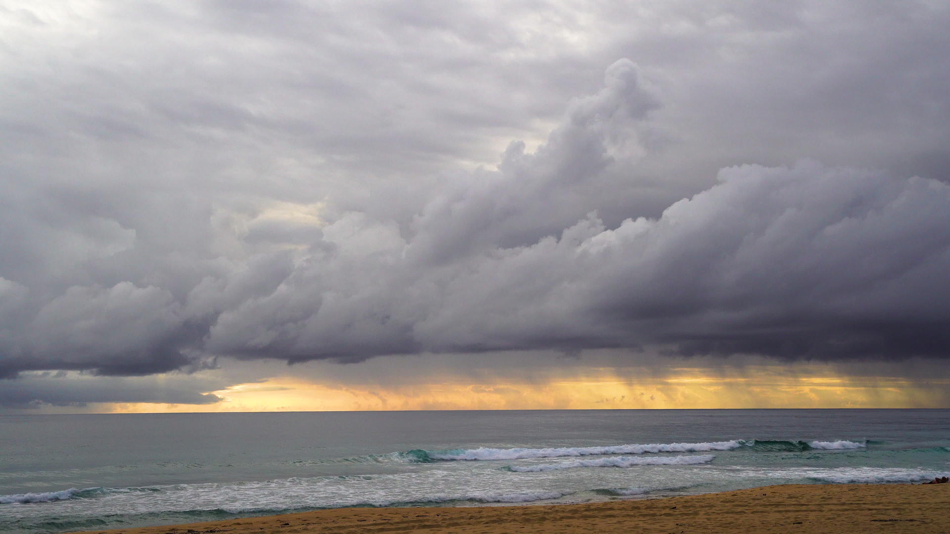 暴风雨在季风季节落入大海视频的预览图