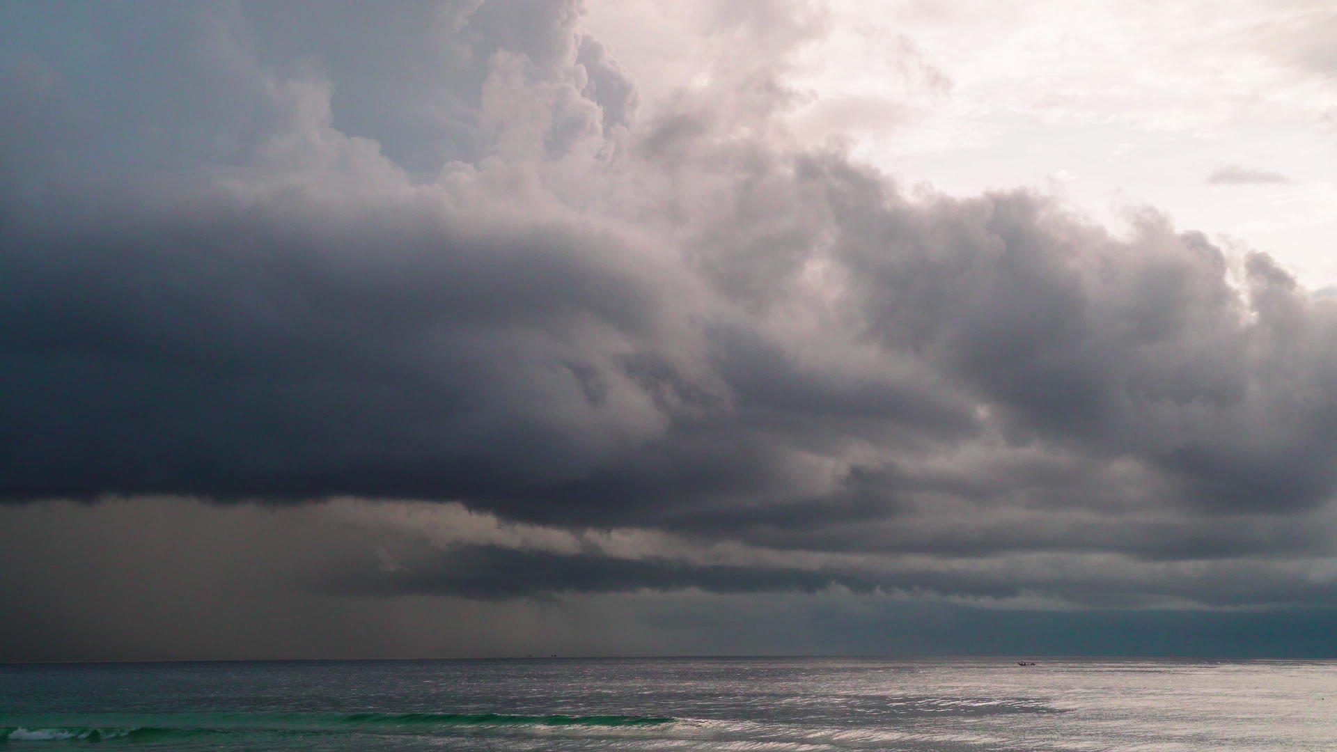 暴风雨在季风季节落入大海视频的预览图