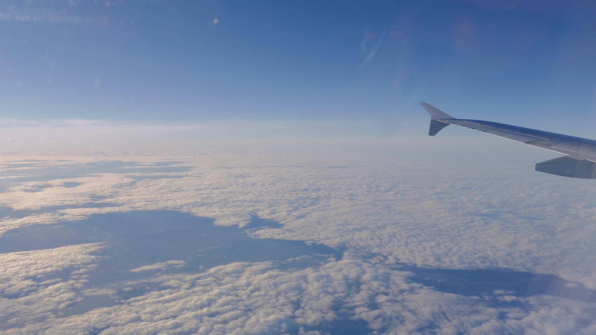 在云层上飞行的飞机视频的预览图