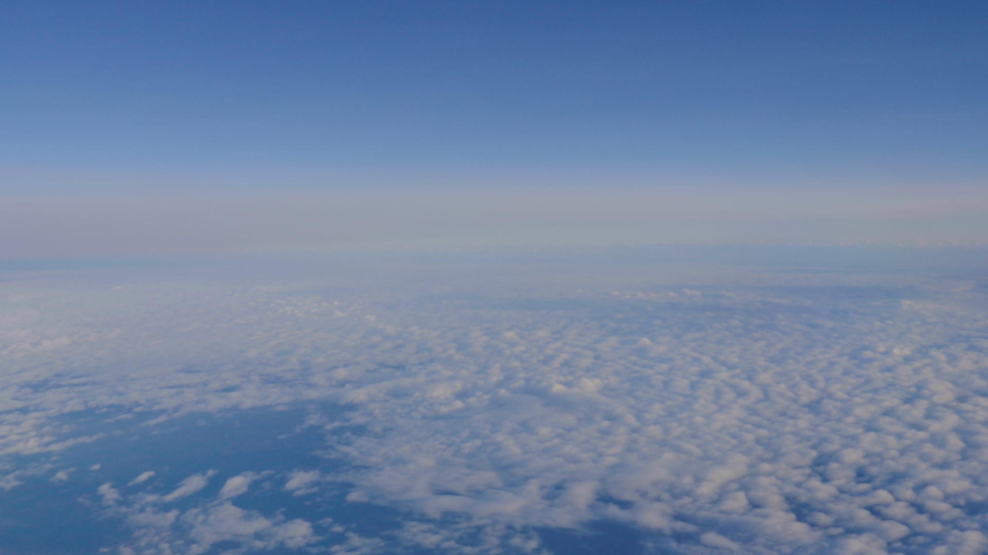 从飞机的角度来看云的全景视频的预览图