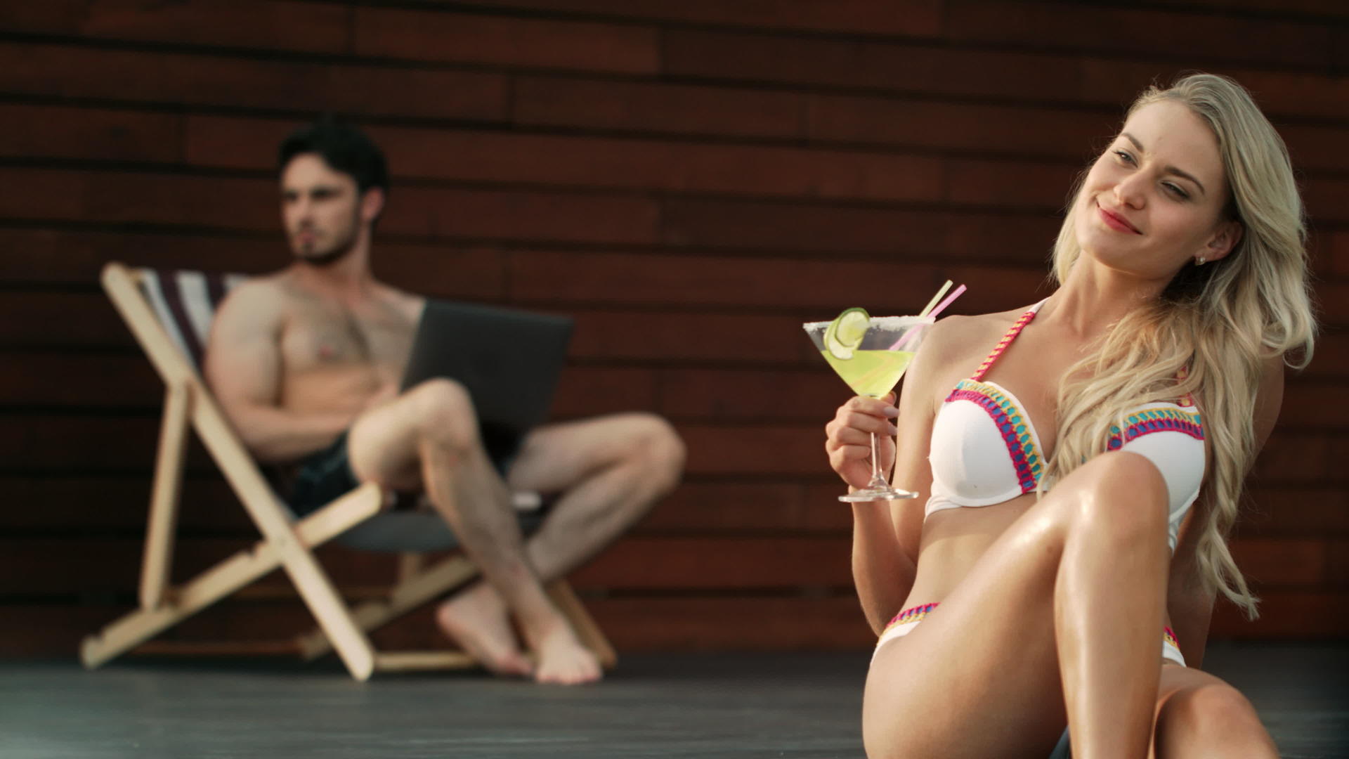 豪华游泳池性感的女人喝鸡尾酒视频的预览图