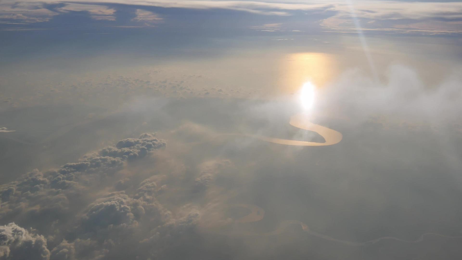 太阳在云层上空视频的预览图