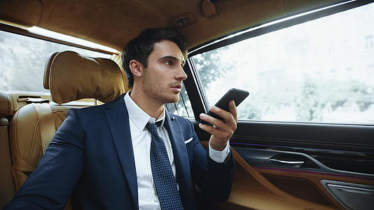 男人在现代汽车中记录语音信息到智能手机视频的预览图