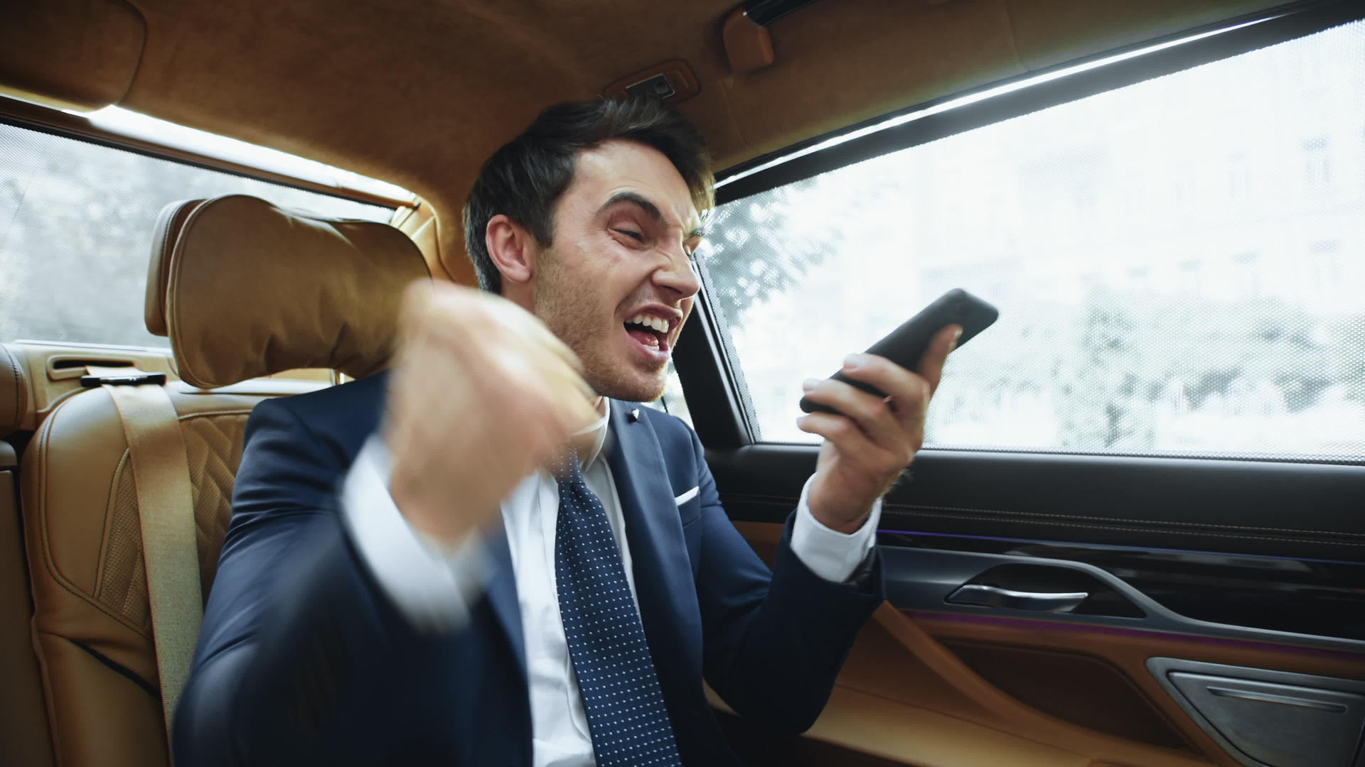 成功的商人在现代汽车中向智能手机记录语音信息视频的预览图