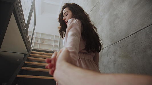 性感的女人在家里牵着男人的手视频的预览图