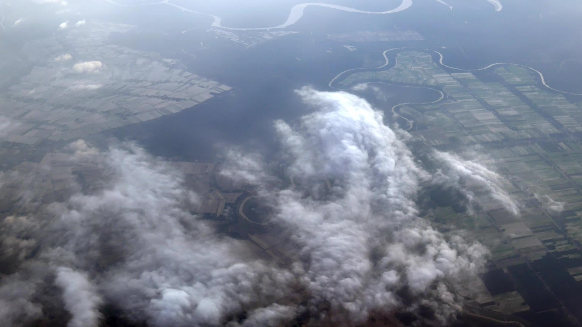 从空中看到云层视频的预览图