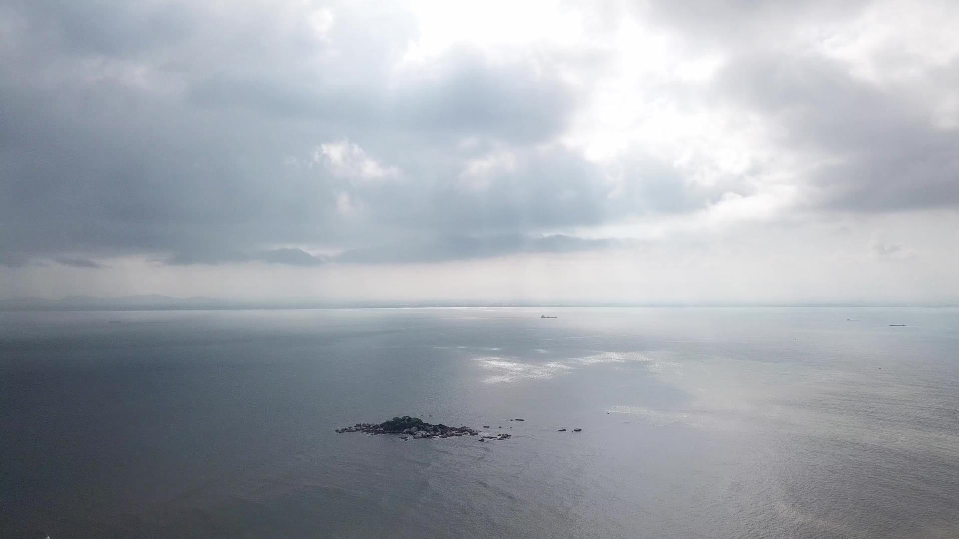 小岛上的阴云天下视频的预览图