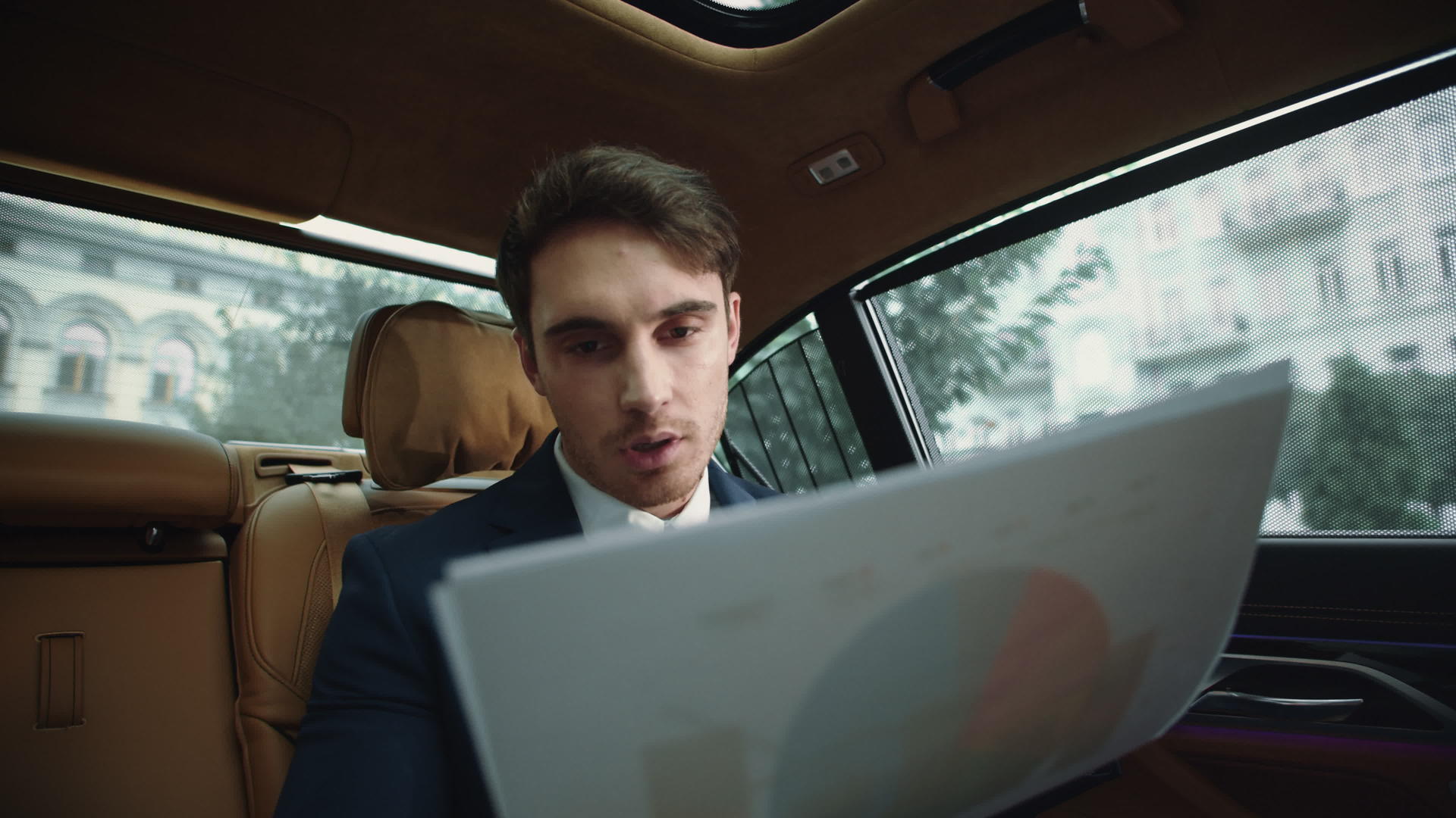 专注的商人在汽车后座阅读肖像视频的预览图