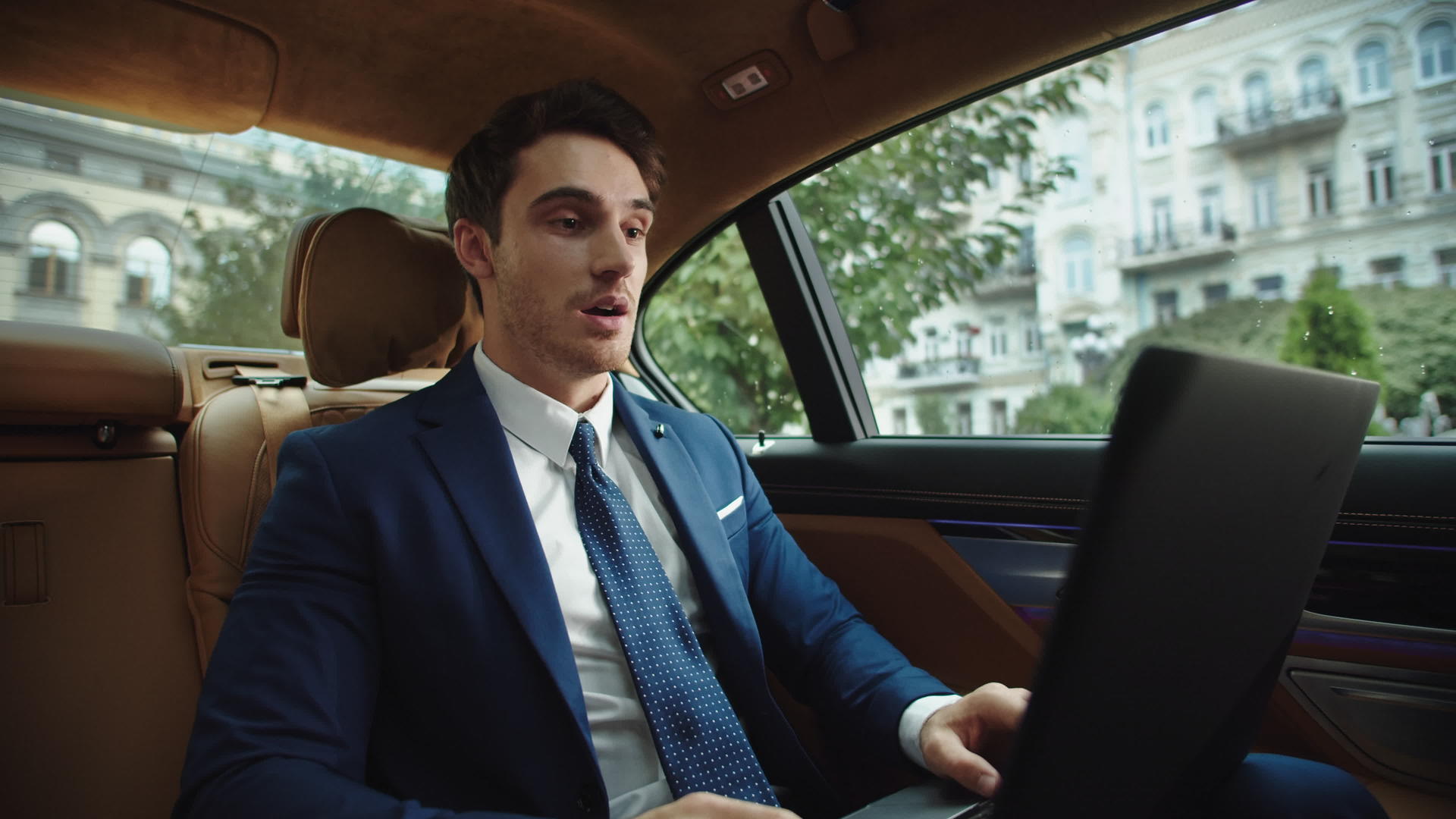 商人在车上的笔记本电脑上视频聊天视频的预览图