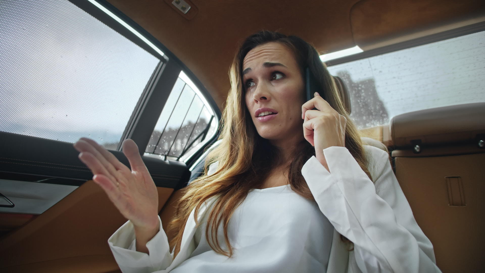女商人通过电话在车里吵架视频的预览图