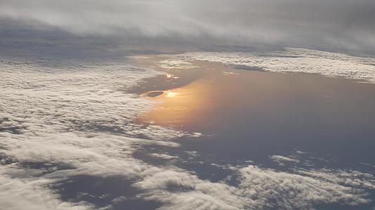 白云覆盖了太阳反射的天体视频的预览图