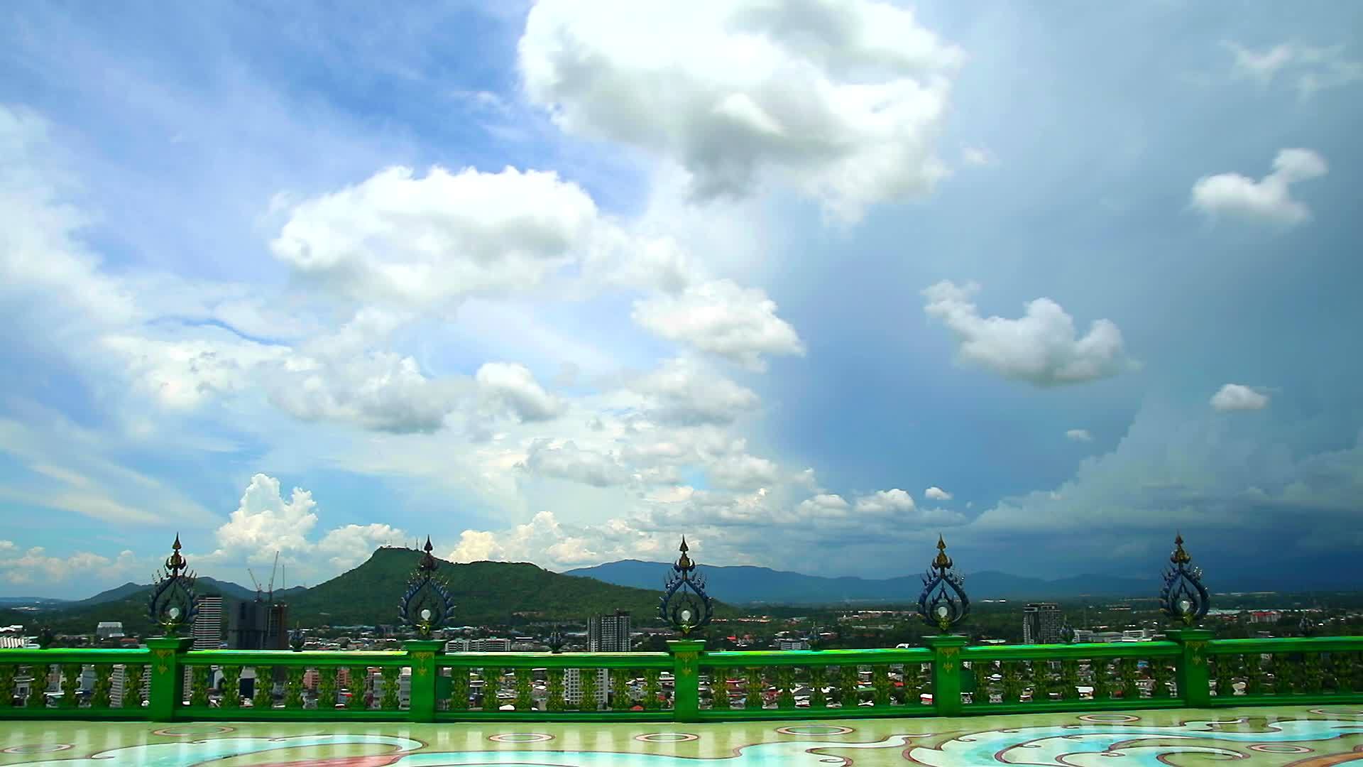 蓝天和暴云在城市山丘上延伸视频的预览图