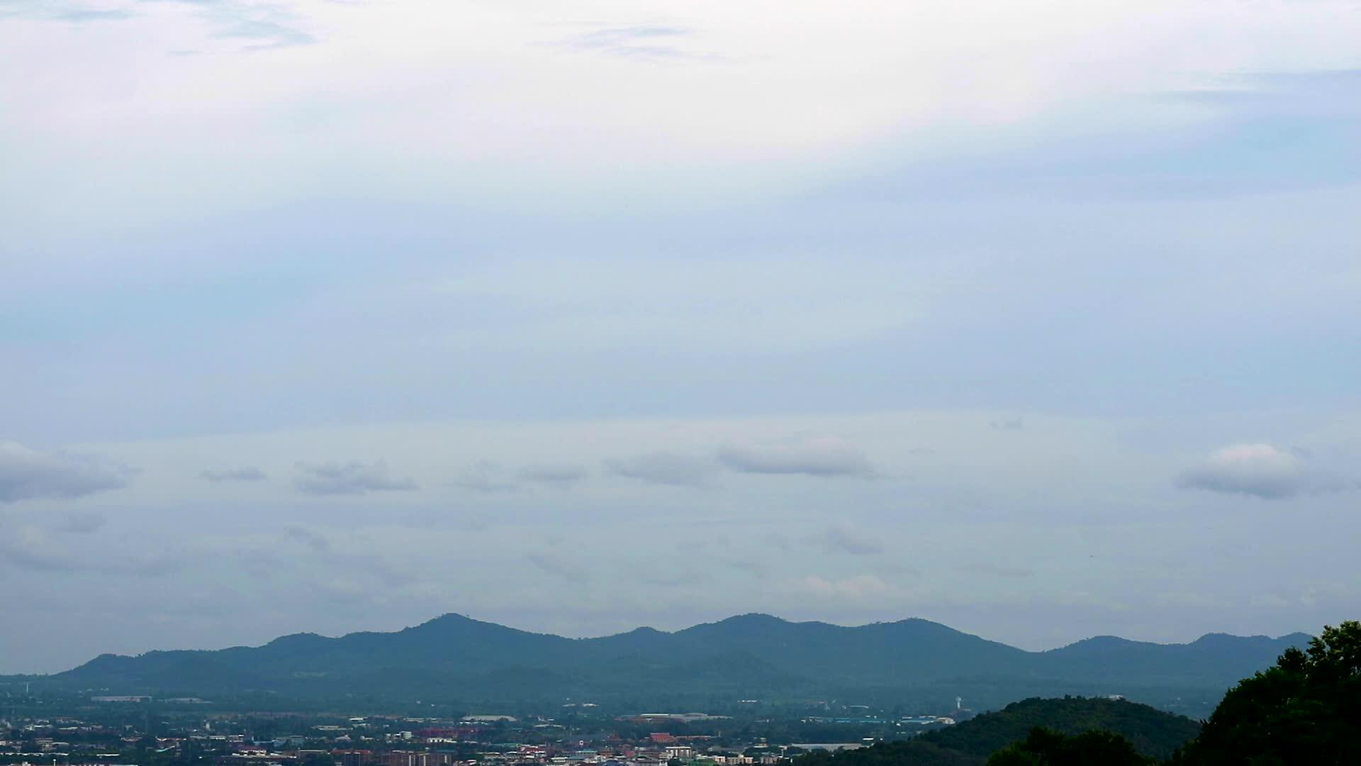柔和的风和乌云穿过山顶视频的预览图