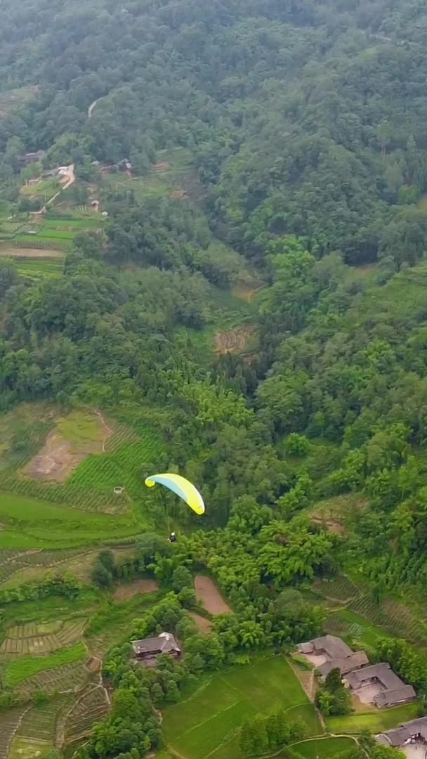 动力伞飞行和拍摄极限运动视频的预览图