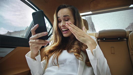 快乐商务女士在工业汽车上收到视频时得到好消息的肖像视频的预览图