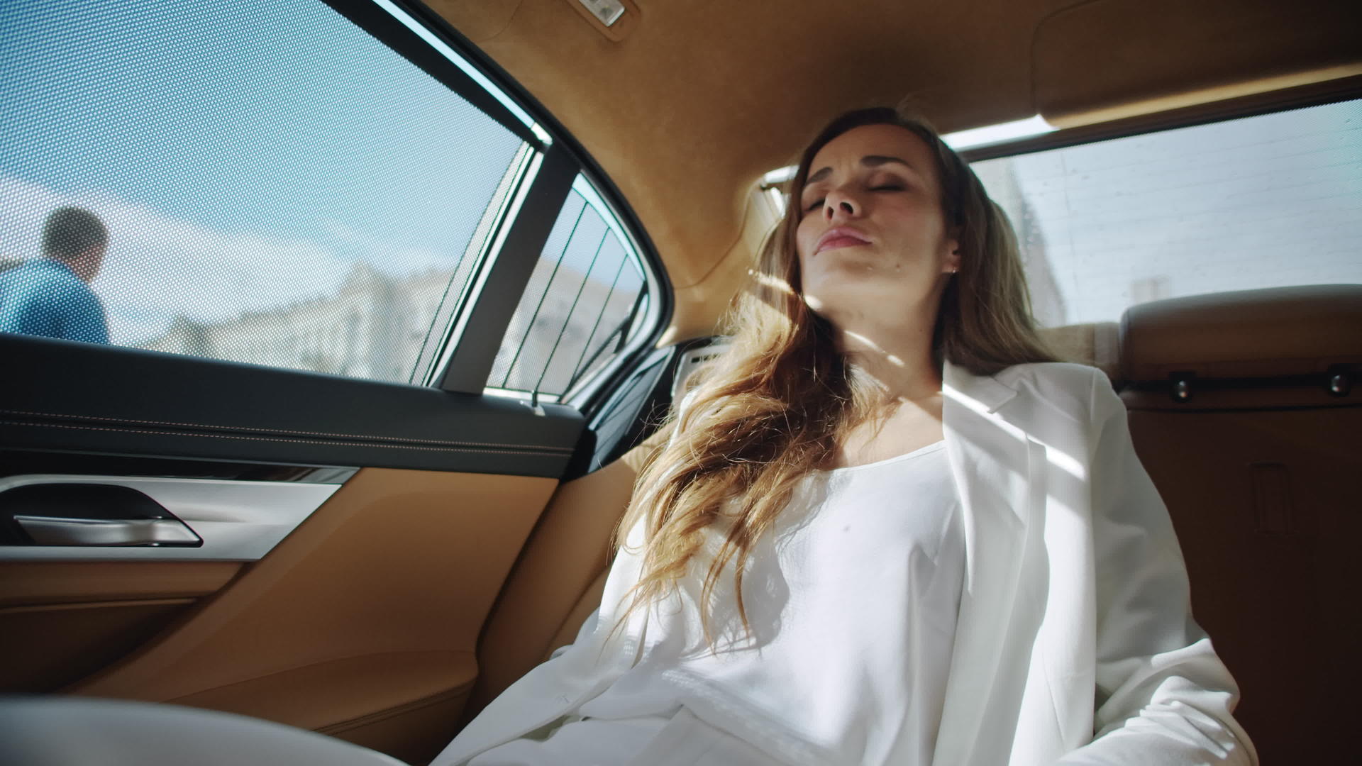 疲惫的女商人肖像在现代汽车后座休息视频的预览图