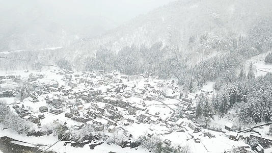 下雪天航拍日本白川乡视频的预览图