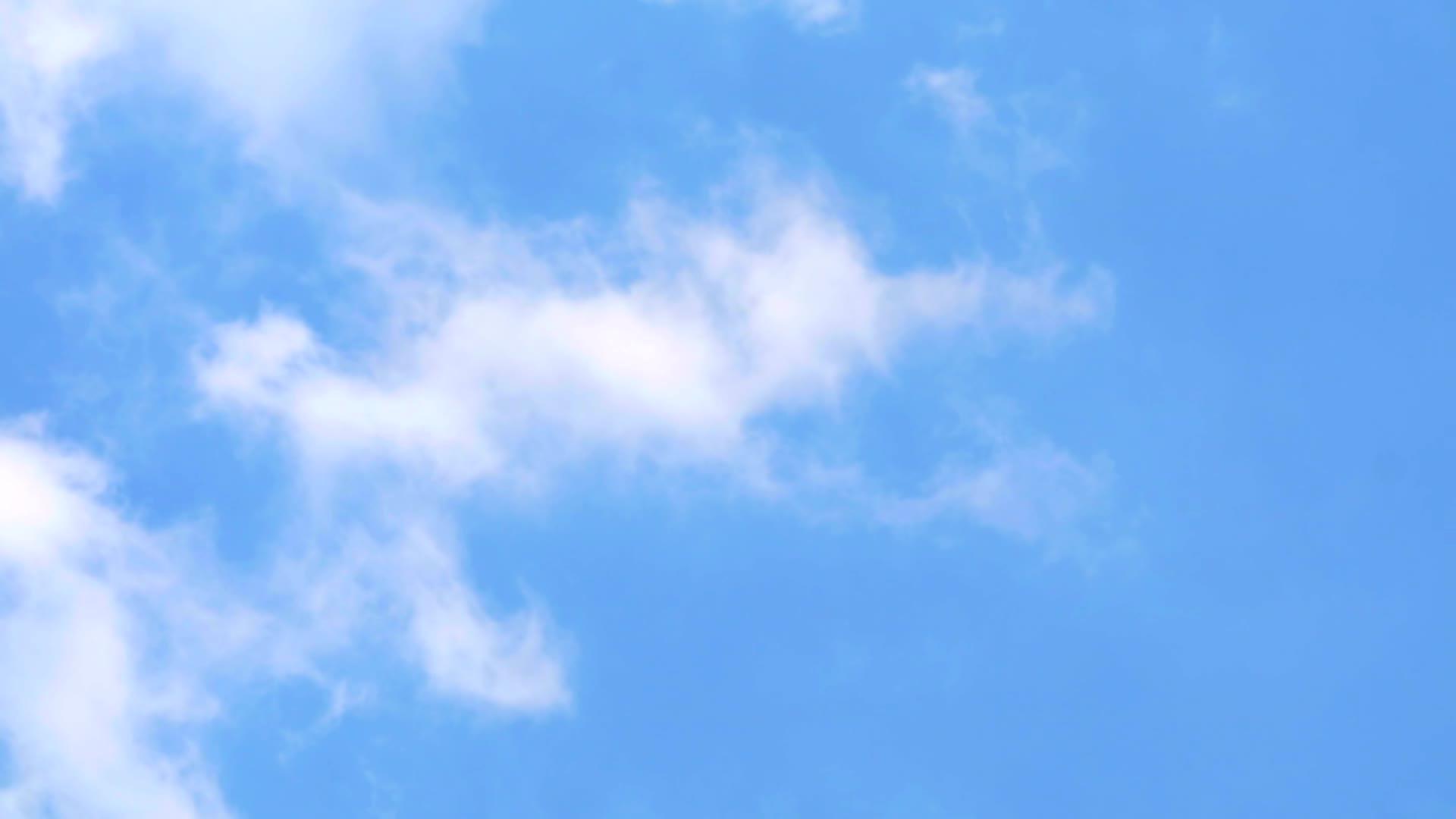 蓝天背景时间失效时在蓝天的背景下移动的纯白色堆积在白云中视频的预览图