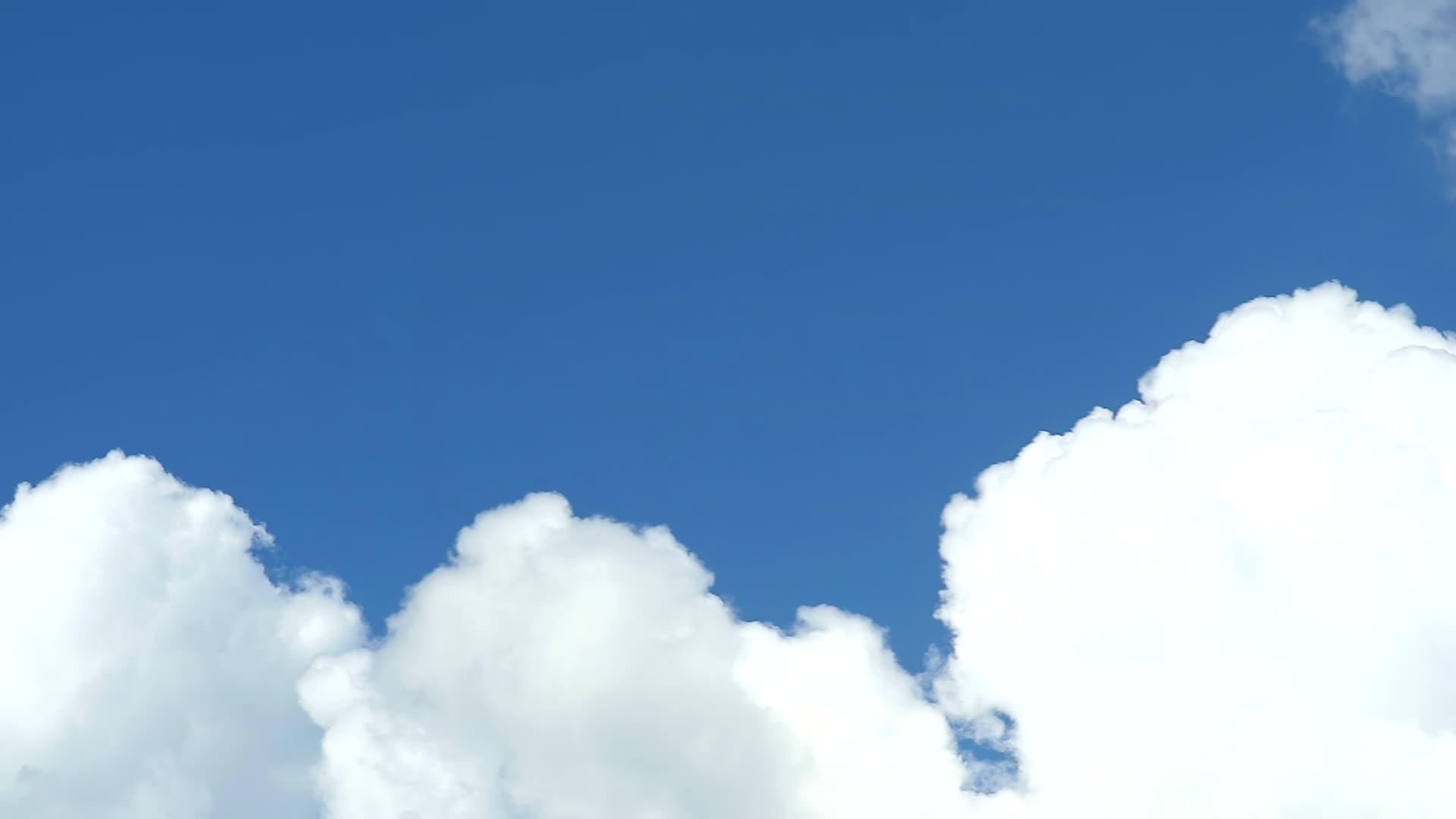 白云在蓝天下移动视频的预览图