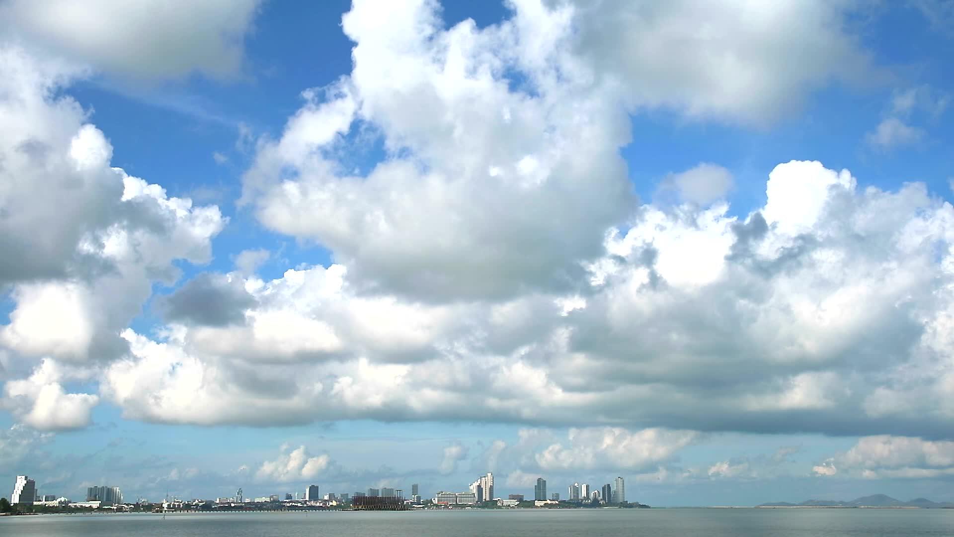 白云延时在海洋和帕塔亚城市视频的预览图