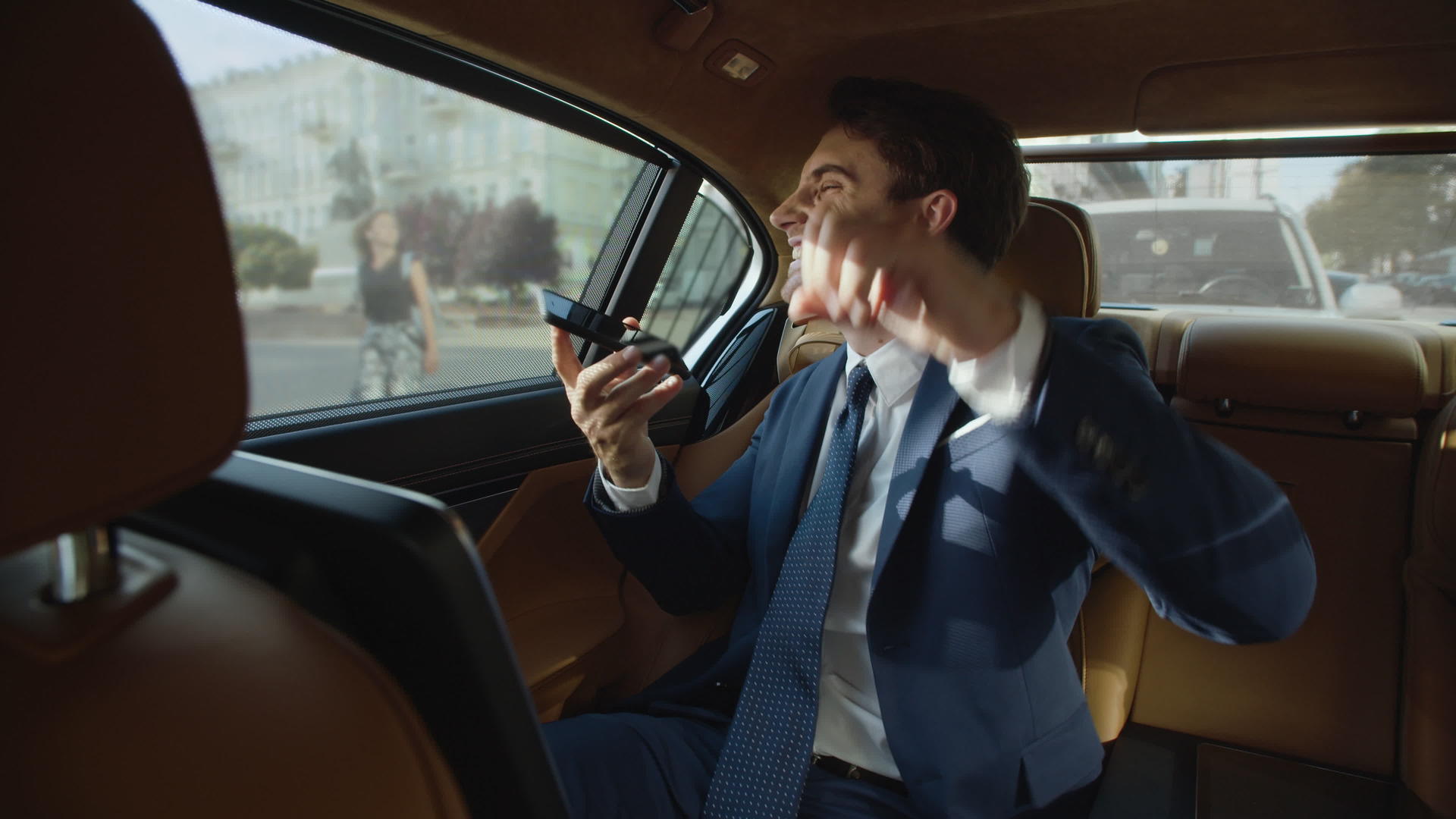 愿意分享商家在汽车上留言手机语音的喜悦视频的预览图