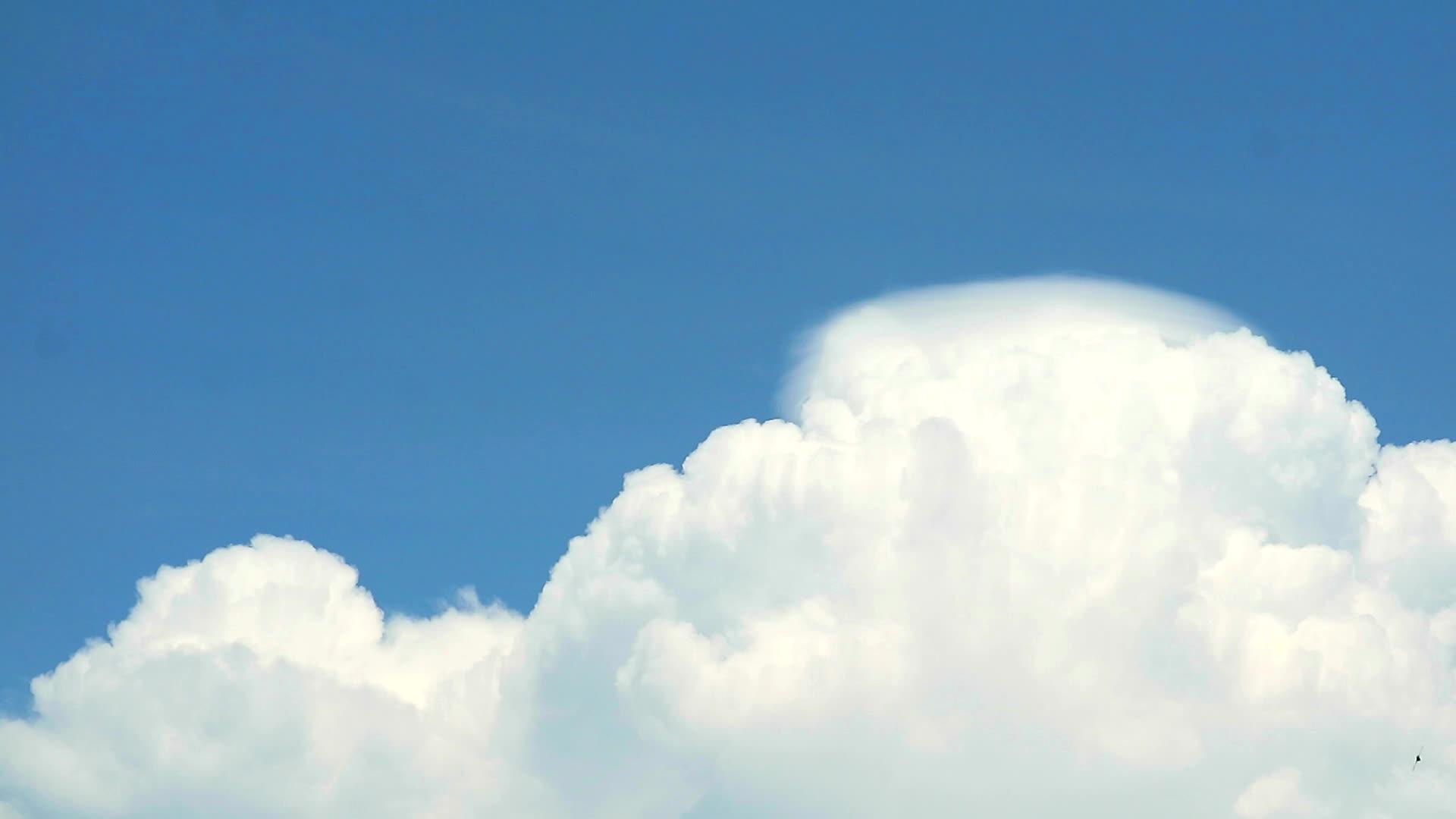 白云在蓝色的天空中延迟视频的预览图