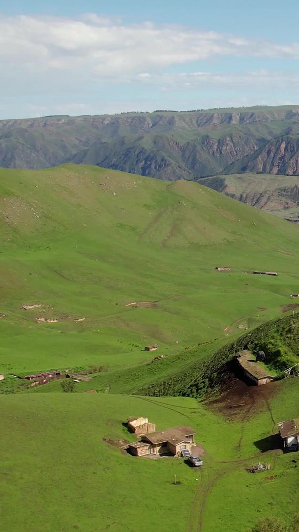 伊犁琼库什台大草原上散落的木屋视频视频的预览图
