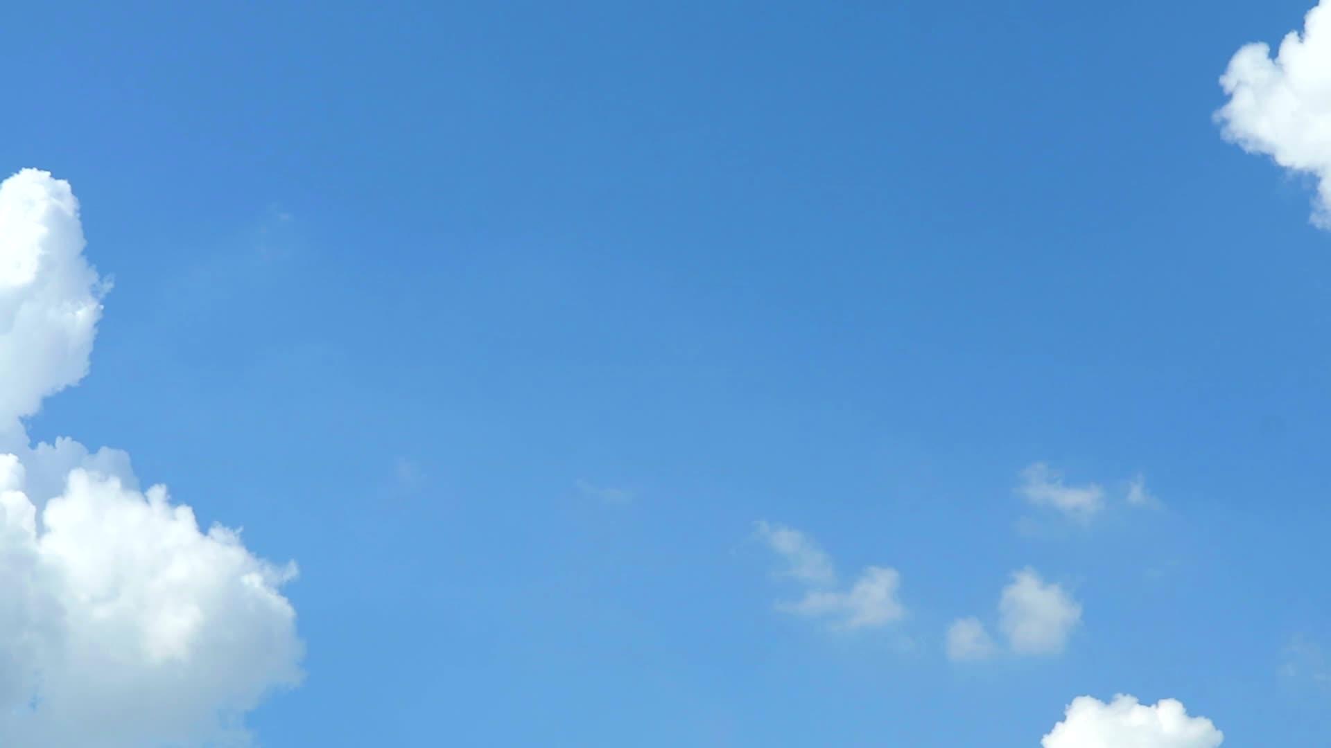 纯蓝色的天空和白云随风移动视频的预览图