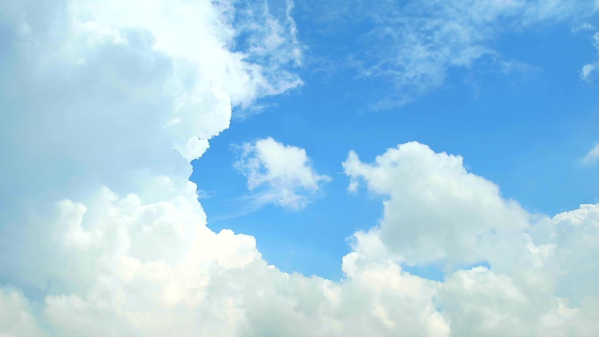 白云在纯蓝色的天空中延迟视频的预览图