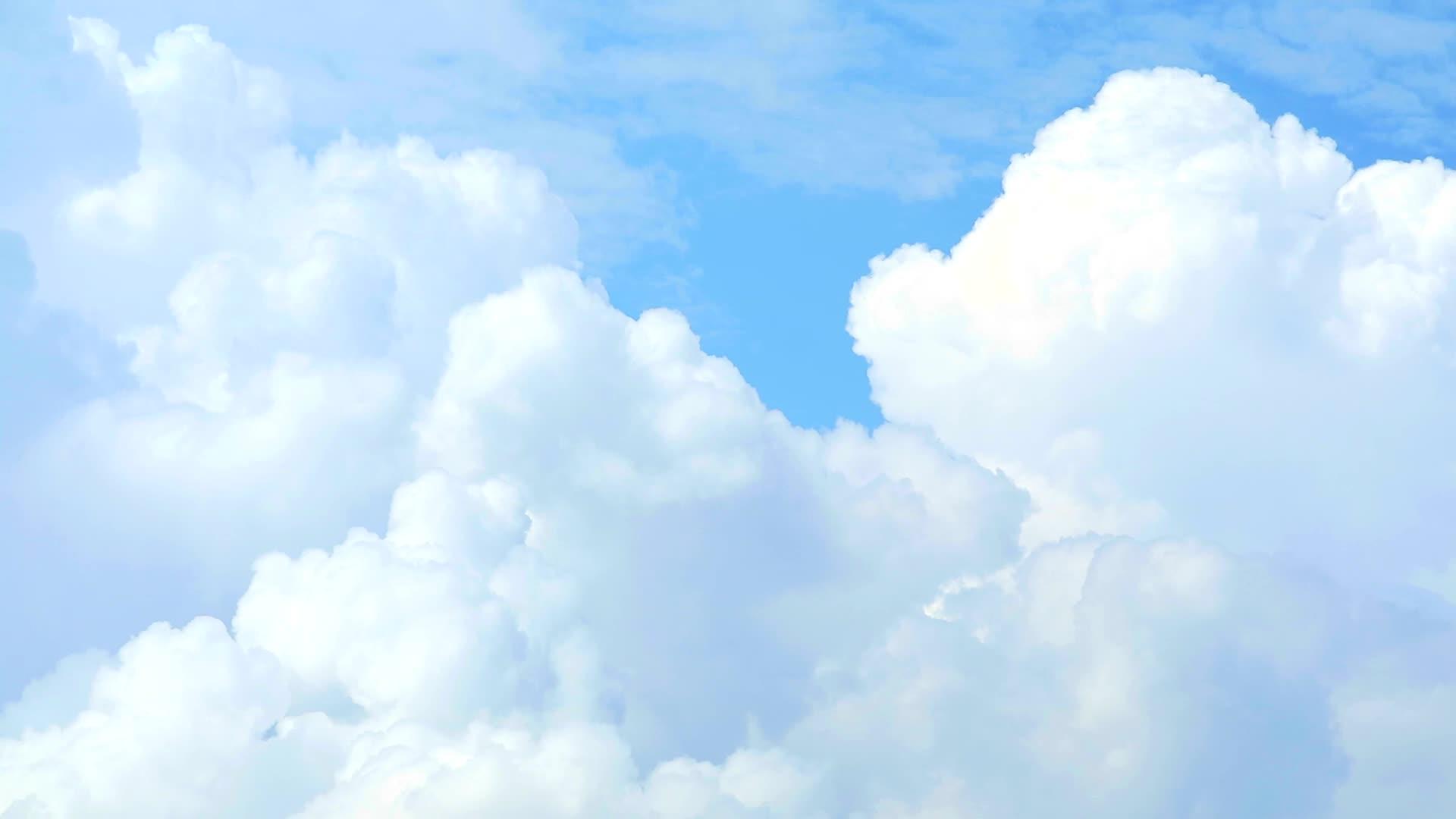纯蓝色的天空背景和白云随风飘动视频的预览图