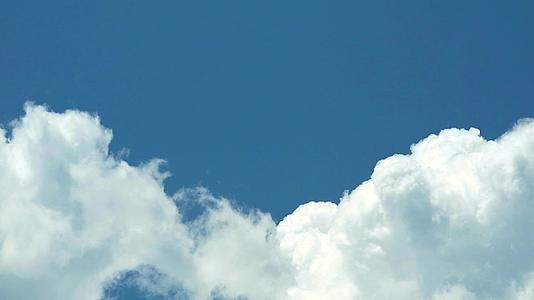 纯蓝的天空和白云随风滚动视频的预览图