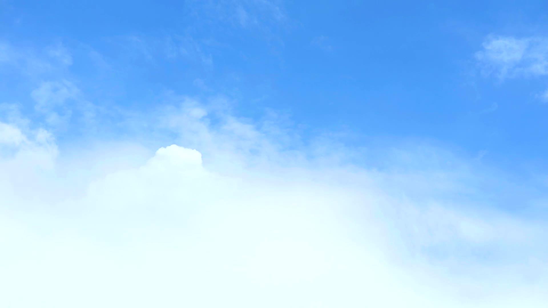 纯净柔和的蓝天和白云随风飘动视频的预览图