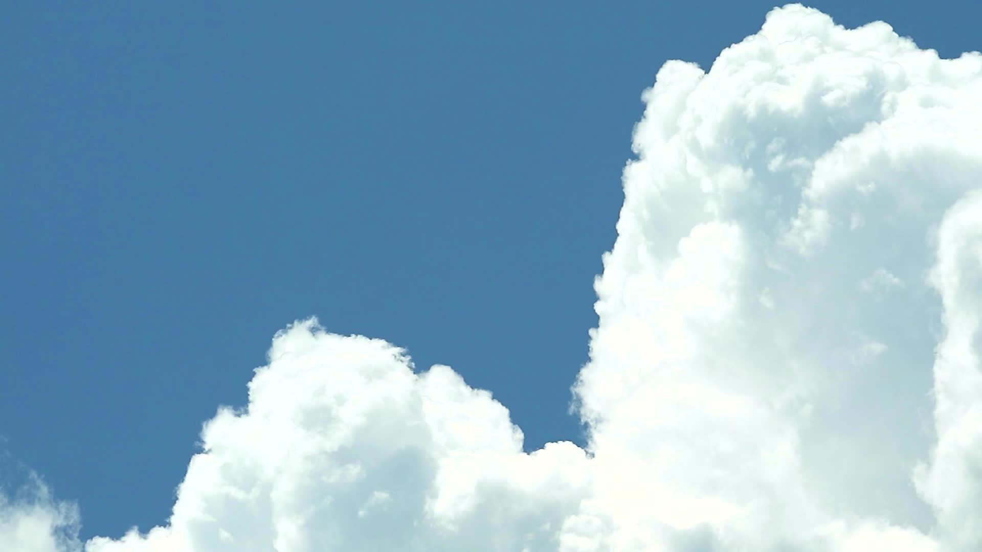 空中飞机从堆积的蓝色天空中延迟了白云视频的预览图