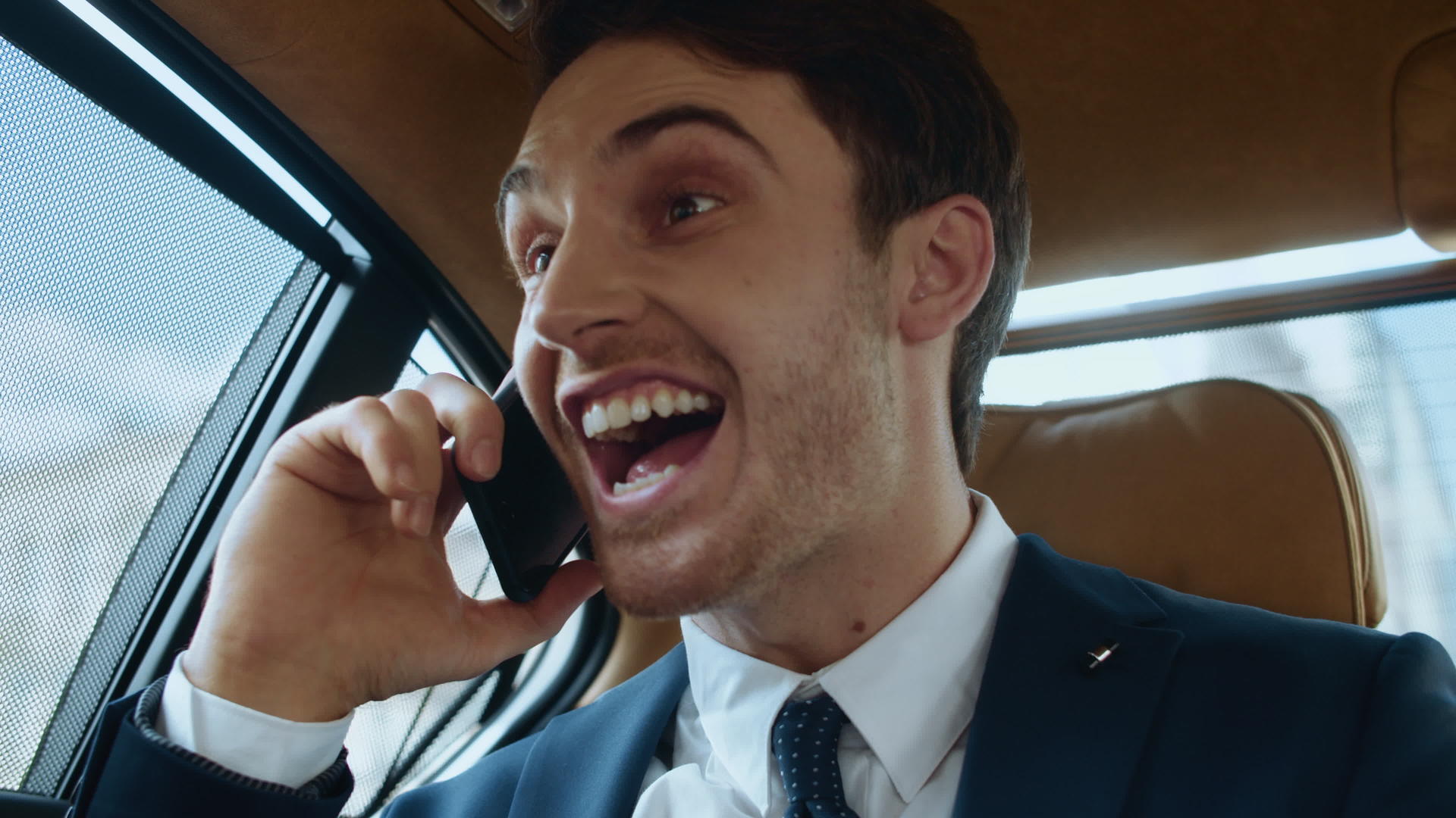快乐的商人通过电话在公交车上得到好消息视频的预览图