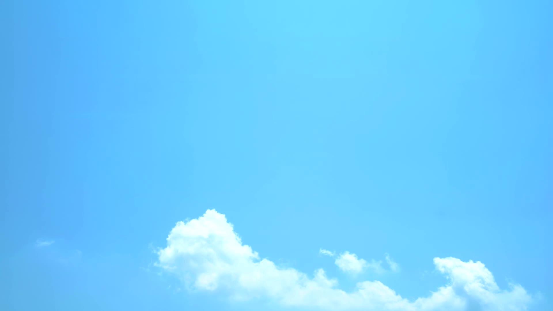 白云在蓝天中飘动视频的预览图