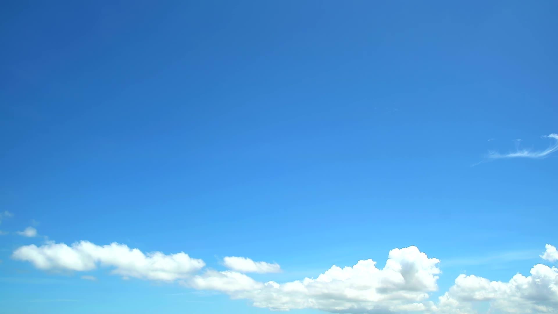 清澈的蓝天和白云在移动视频的预览图