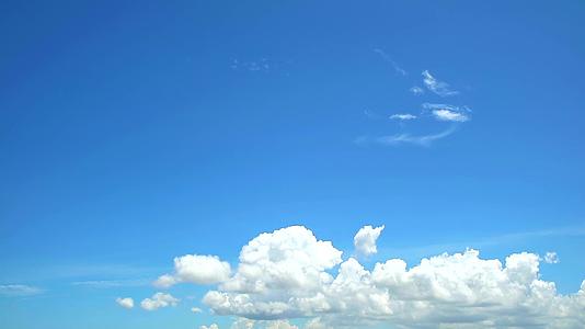 清澈的蓝天背景有白云视频的预览图