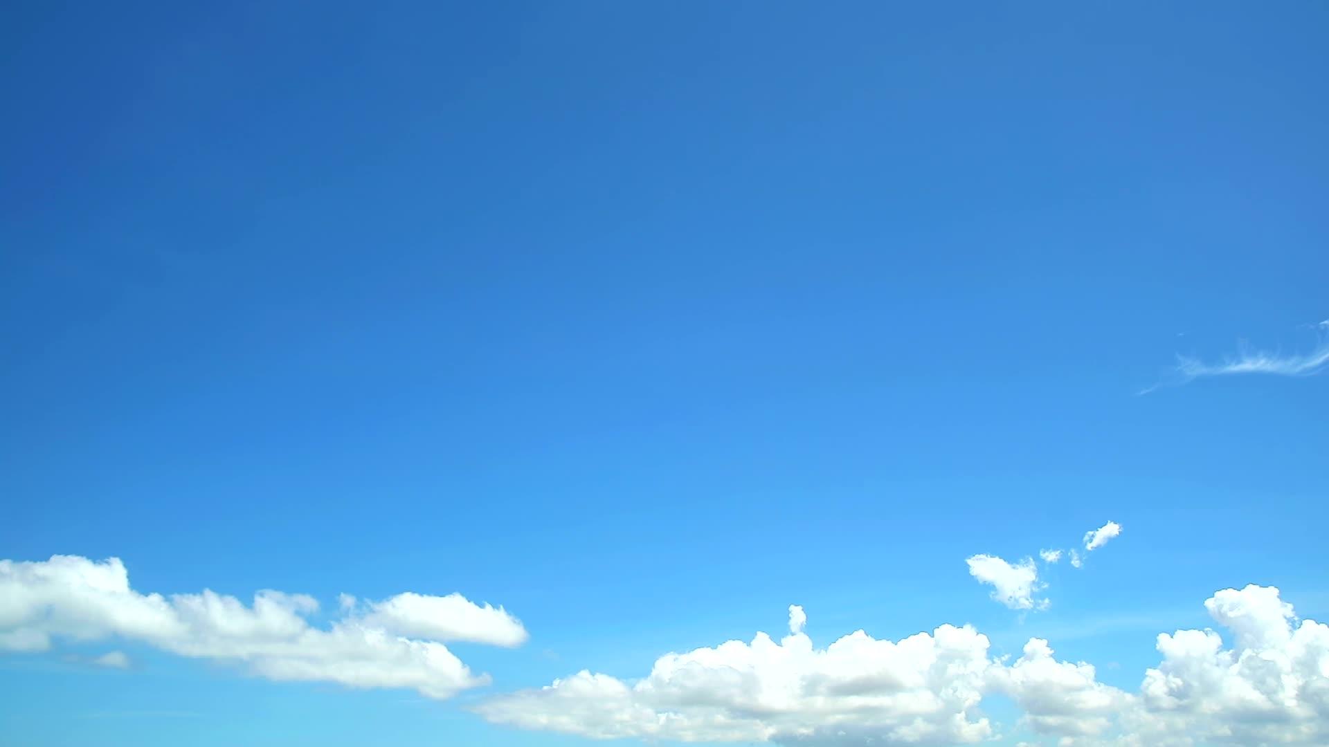 清澈的蓝天背景和白云运动视频的预览图