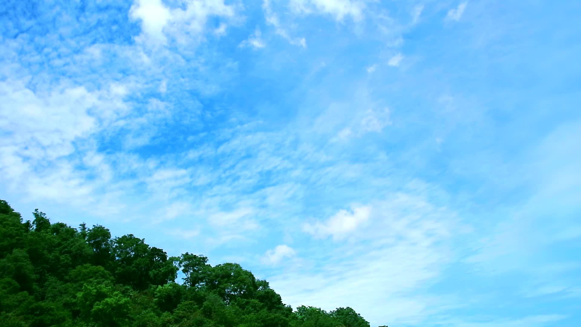 清澈的蓝天背景纯白的云在山上飘动视频的预览图