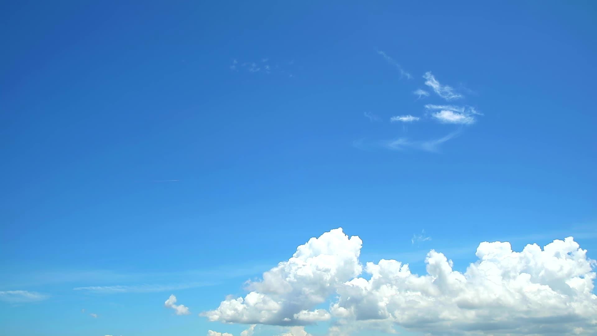 清澈的蓝天背景有移动时间间隔视频的预览图