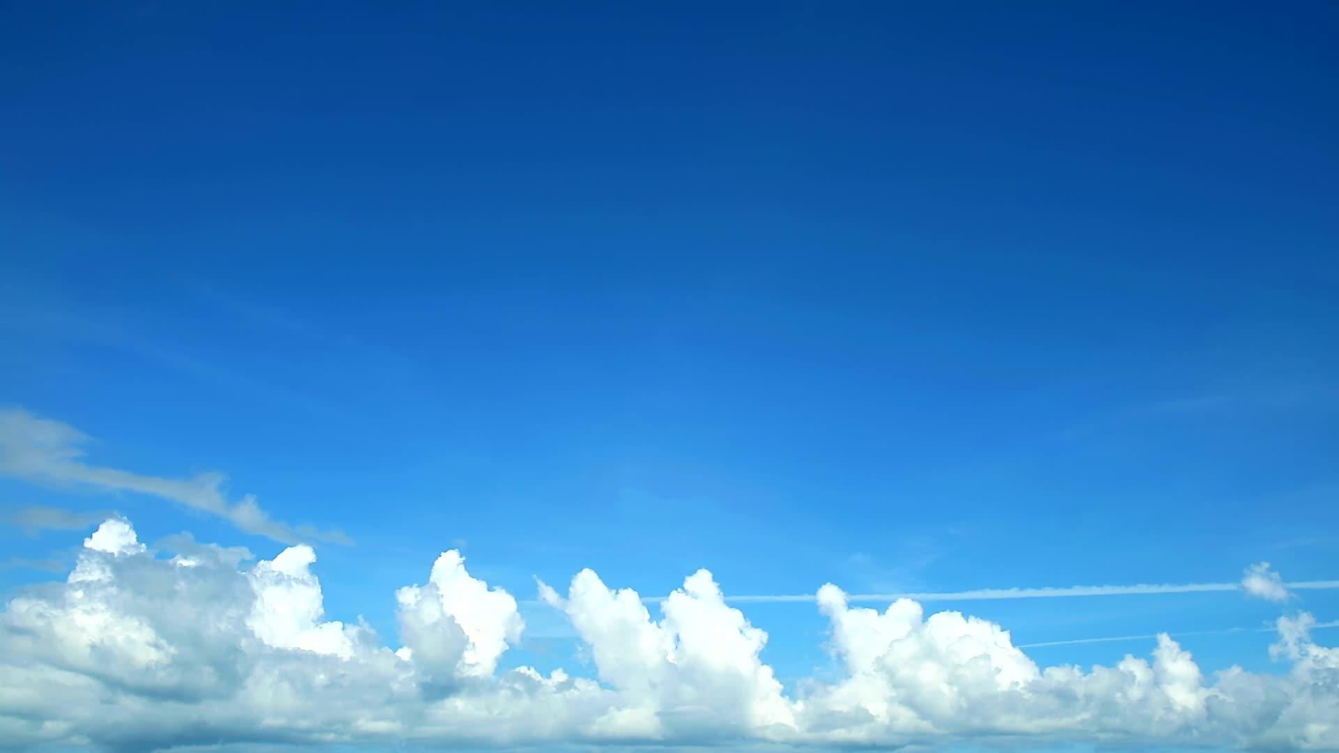 清澈的蓝色天空中的白云视频的预览图
