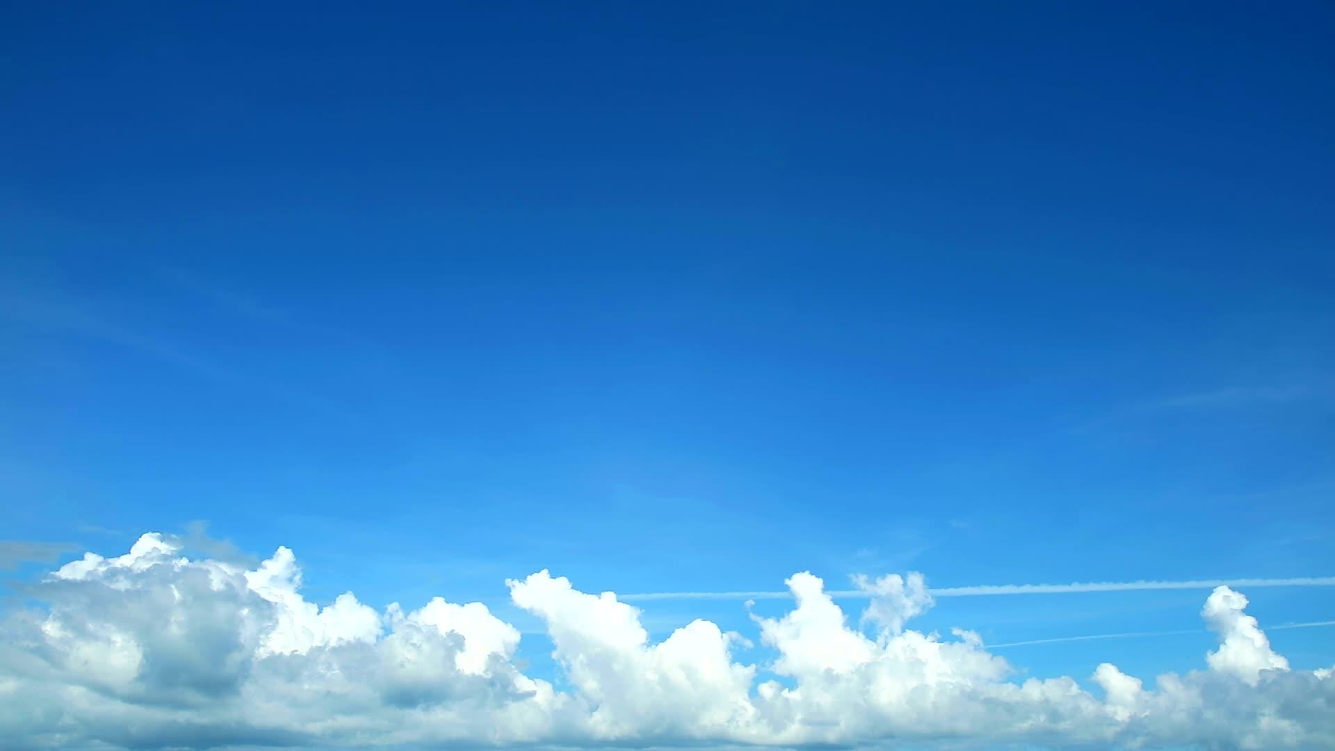 清澈的蓝天和白云滚动视频的预览图