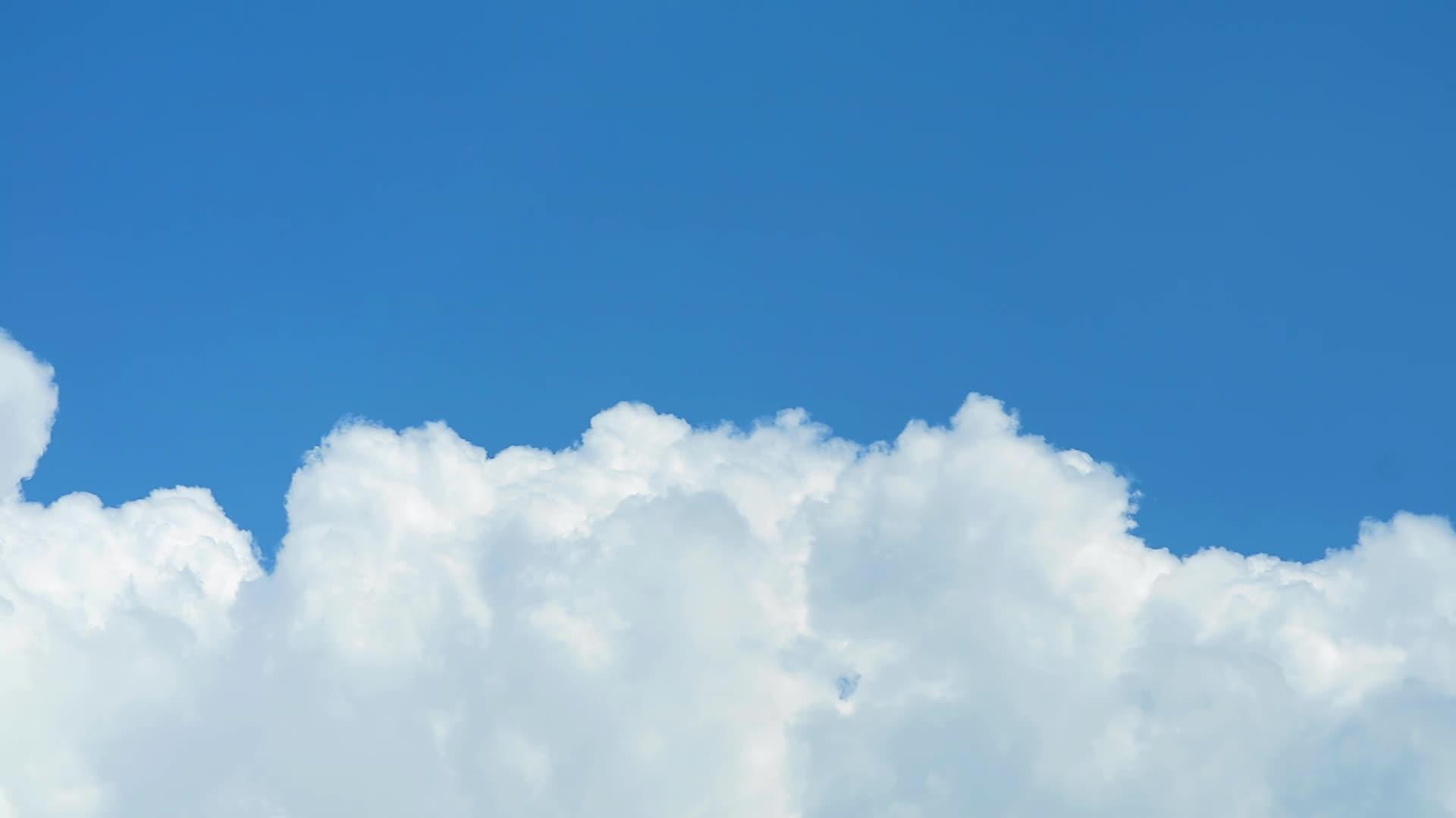 白云在蓝天中移动视频的预览图