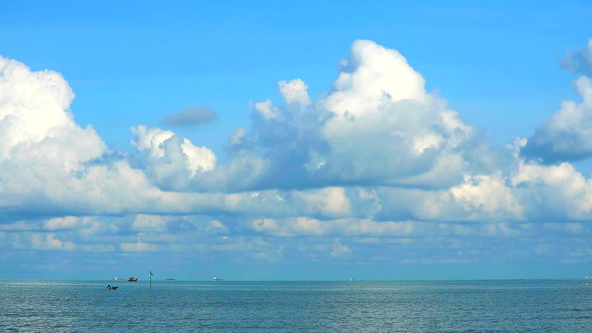 在海上驾驶的渔船和纯蓝的蓝天白云的底色视频的预览图