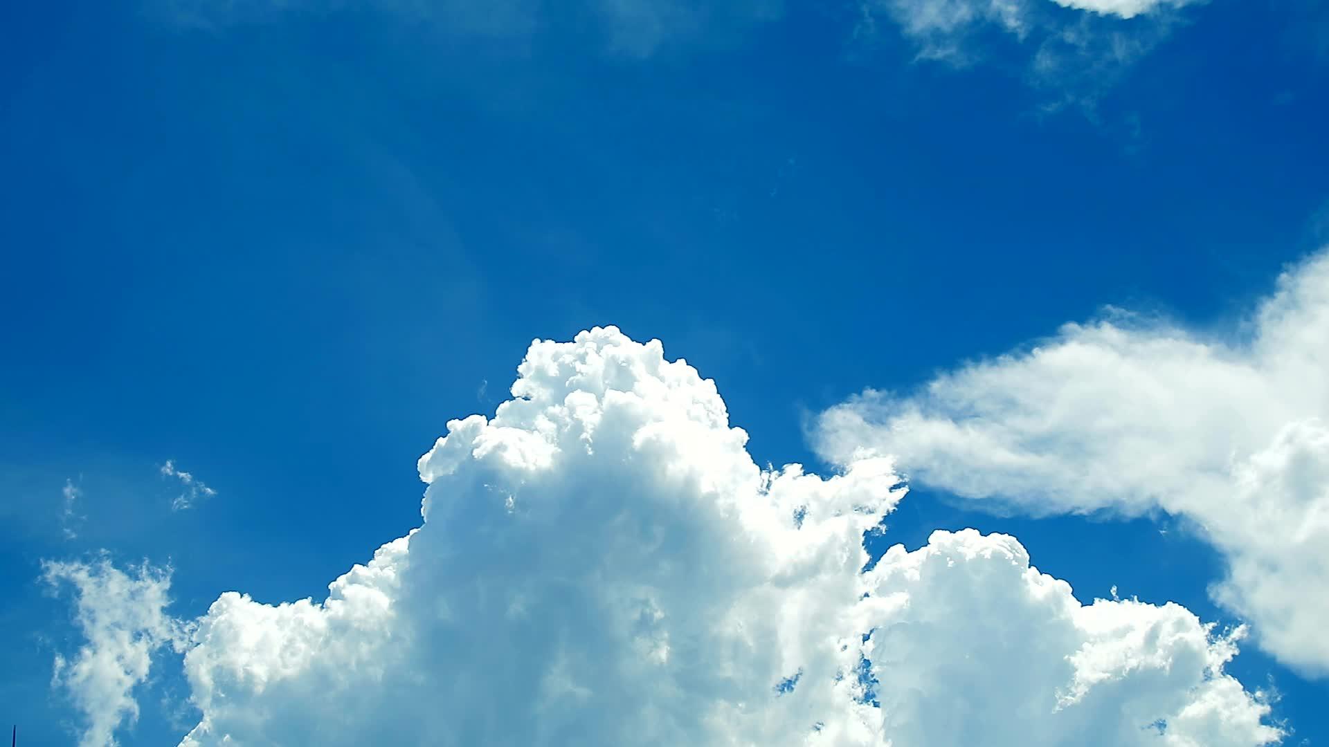 中午蓝天白云流动视频的预览图