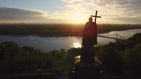 弗拉基米尔王子在辅城的日落风景视频的预览图