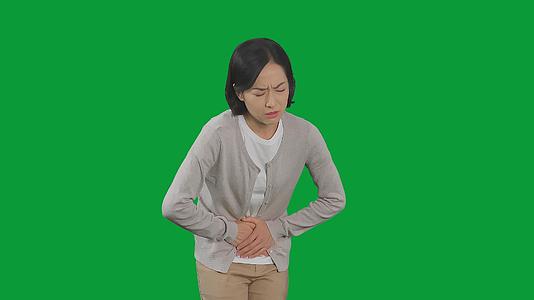 4K绿幕女性突发生理疼痛视频的预览图