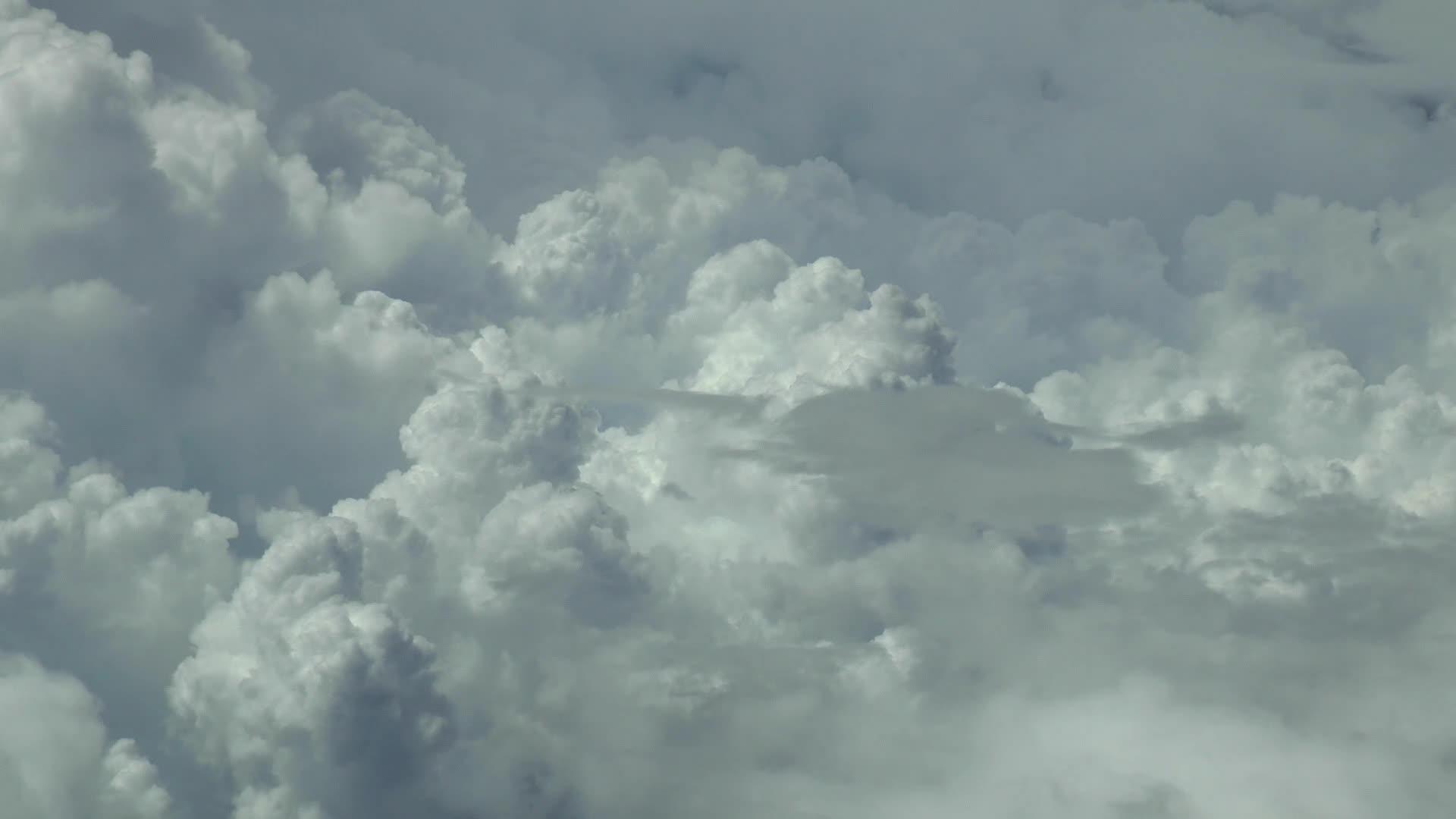 飞越暴风云空中视频视频的预览图
